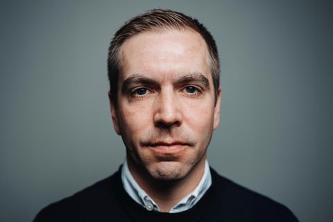 Philipp Lahm blickt für ein Porträtbild in die Kamera