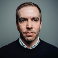 Philipp Lahm blickt für ein Porträtbild in die Kamera