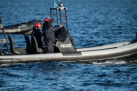 Insgesamt waren demnach vor dem Fährhafen Konstanz-Staad neun Boote von DLRG, Feuerwehr und Wasserschutzpolizei beteiligt. (Arch