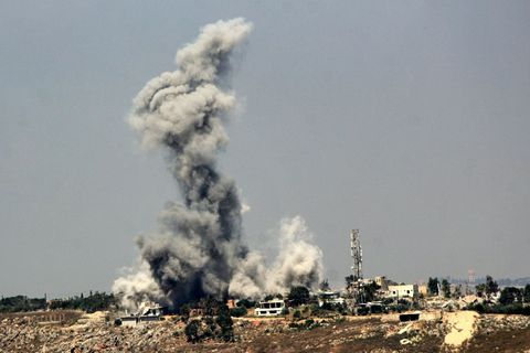 Allein am Sonntag zählten libanesische Medien rund 90 israelische Angriffe im Süden. Foto: Stringer/dpa
