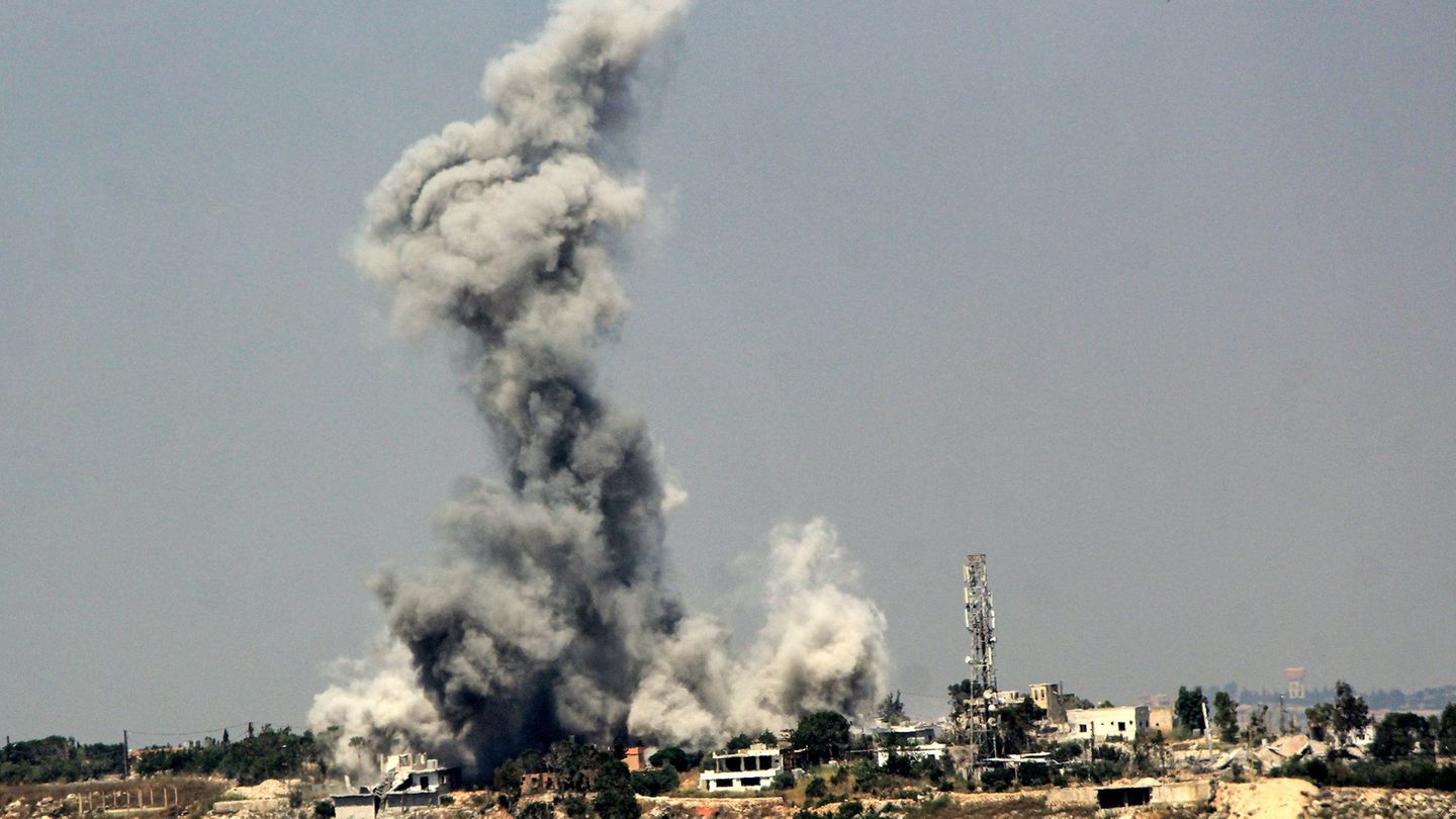 Allein am Sonntag zählten libanesische Medien rund 90 israelische Angriffe im Süden. Foto: Stringer/dpa