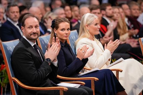 Möchten bei Mette-Marit (rechts) sein: Kronprinz Haakon und Prinzessin Ingrid Alexandra (Mitte). (Archivbild) Foto: Ole Berg-Rus
