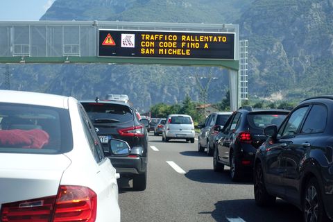 Urlauberinnen und Urlauber können sich in Italien bei einem Baustellen-Stau die Maut teilweise oder ganz zurückerstatten lassen.