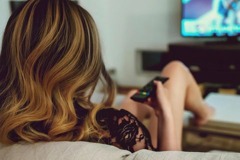 Pornosucht: Frau sitzt vor einem Bildschirm