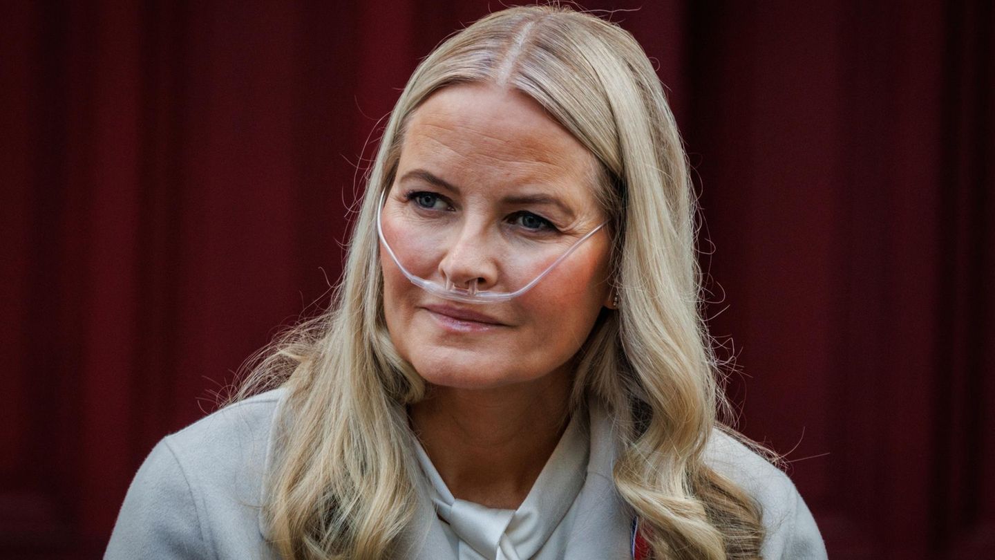 Kronprinzessin Mette-Marit mit Sauerstoffgerät