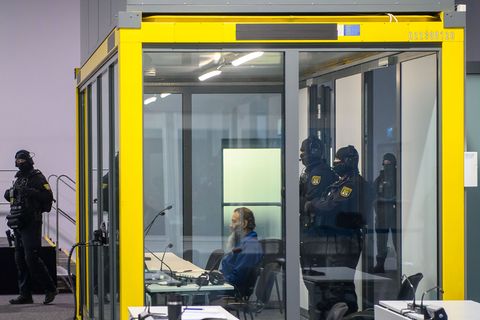 Taleb al-Abdulmohsen sitzt im Gerichtssaal des temporären Gerichtsgebäudes vom Landgericht Magdeburg in einem Glaskasten. (Archi