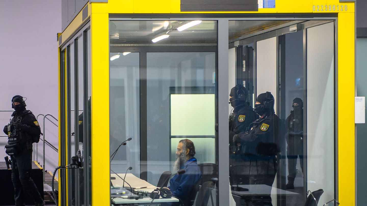 Taleb al-Abdulmohsen sitzt im Gerichtssaal des temporären Gerichtsgebäudes vom Landgericht Magdeburg in einem Glaskasten. (Archi