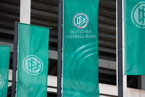 Die hessische Landtagsopposition fragt sich, warum der DFB das Finanzamt wechseln durfte. (Symbolbild) Foto: Fabian Strauch/dpa