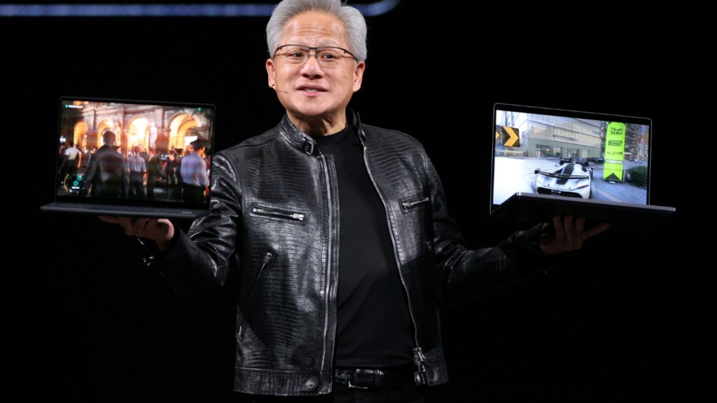Jensen Huang mit Laptops auf der Computex