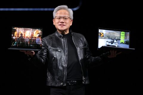 Jensen Huang mit Laptops auf der Computex