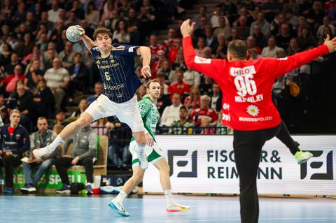 Elias Kofler (l) bleibt bis 2030 beim HSV Hamburg. (Archivbild) Foto: Frank Molter/dpa