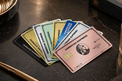 American Express Kreditkarten auf einem Marmor-Tisch