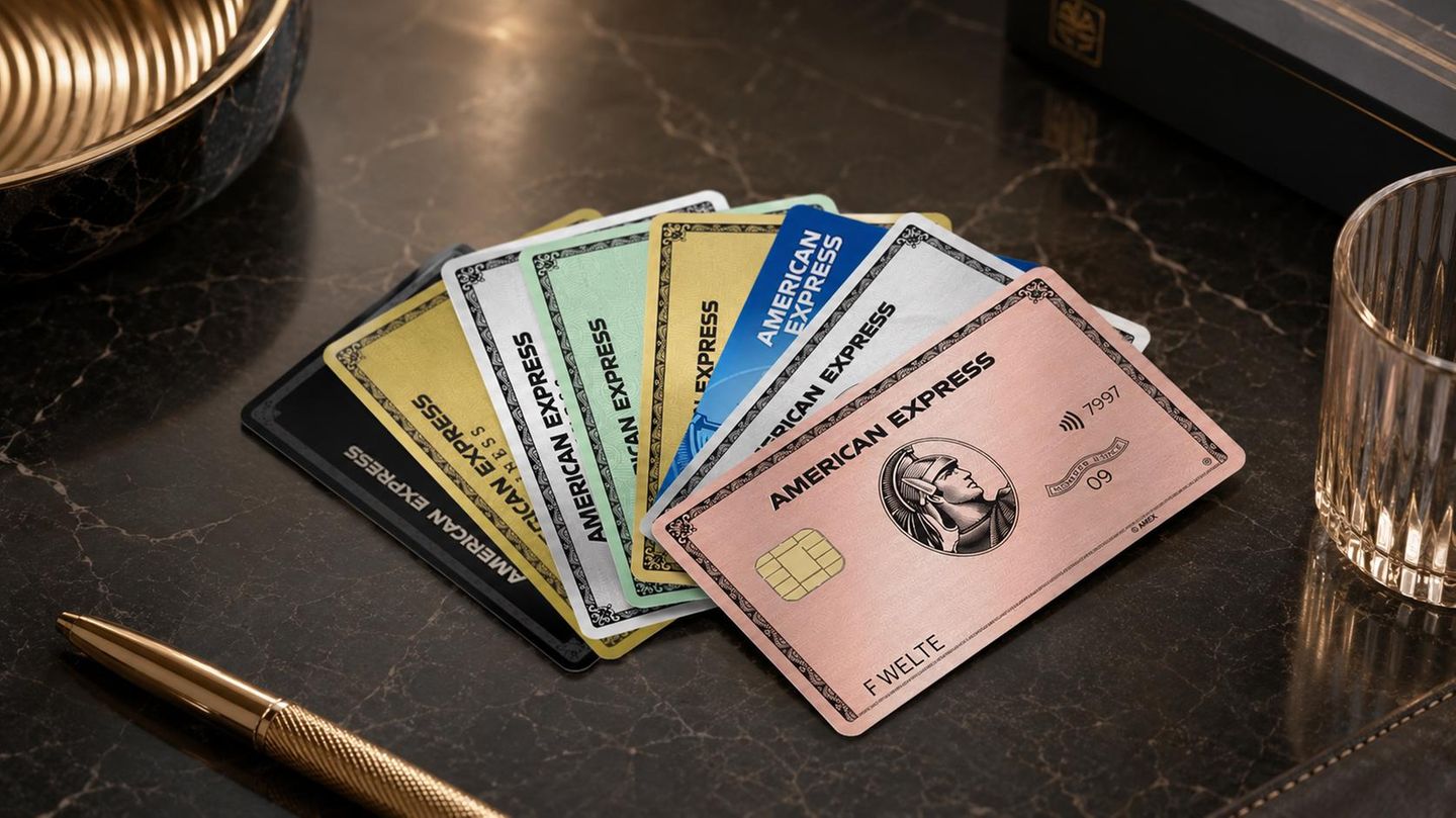 American Express Kreditkarten auf einem Marmor-Tisch