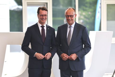 Die Begegnung wird mit Spannung beobachtet. Foto: Oliver Berg/dpa