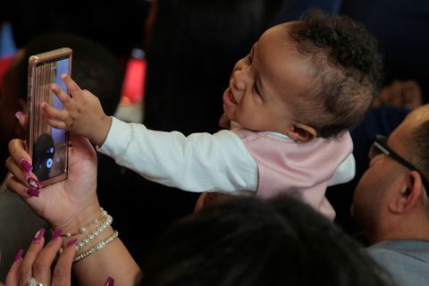Baby und Smartphone