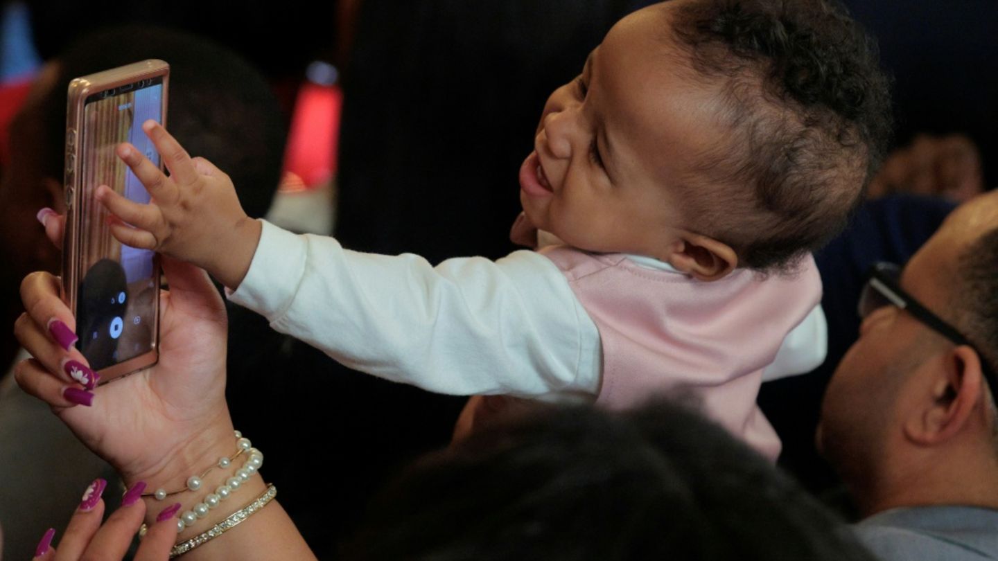 Baby und Smartphone
