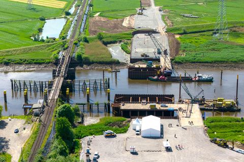 Die neue Hub-Drehbrücke soll Ende 2027/Anfang 2028 in Betrieb gehen. Foto: Sina Schuldt/dpa