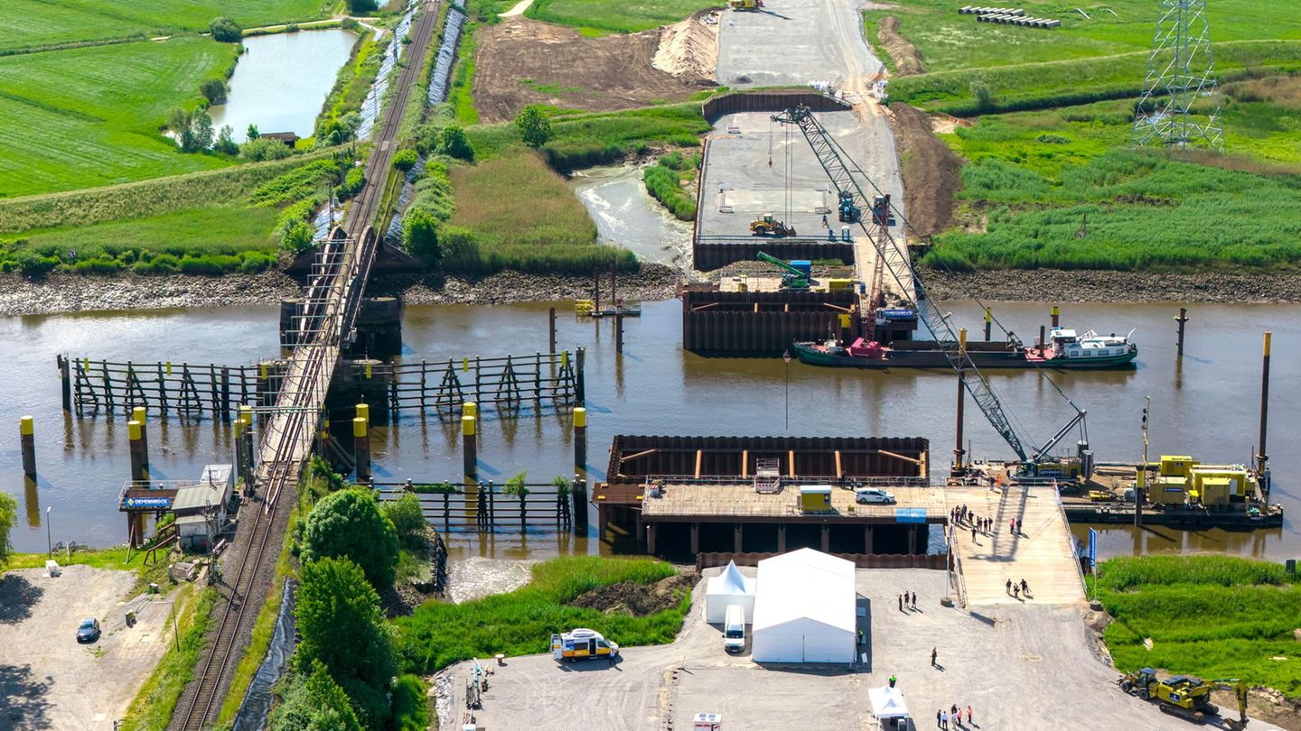 Die neue Hub-Drehbrücke soll Ende 2027/Anfang 2028 in Betrieb gehen. Foto: Sina Schuldt/dpa