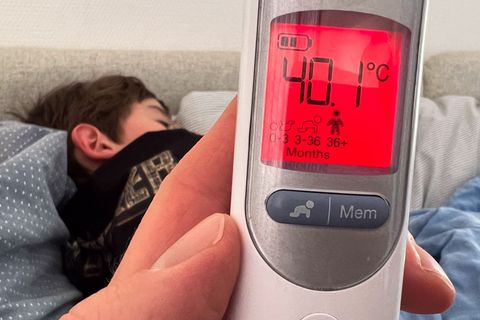 Nur wenige Väter bleiben zu Hause, wenn das Kind krank ist. (Symbolbild) Foto: Julian Stratenschulte/dpa