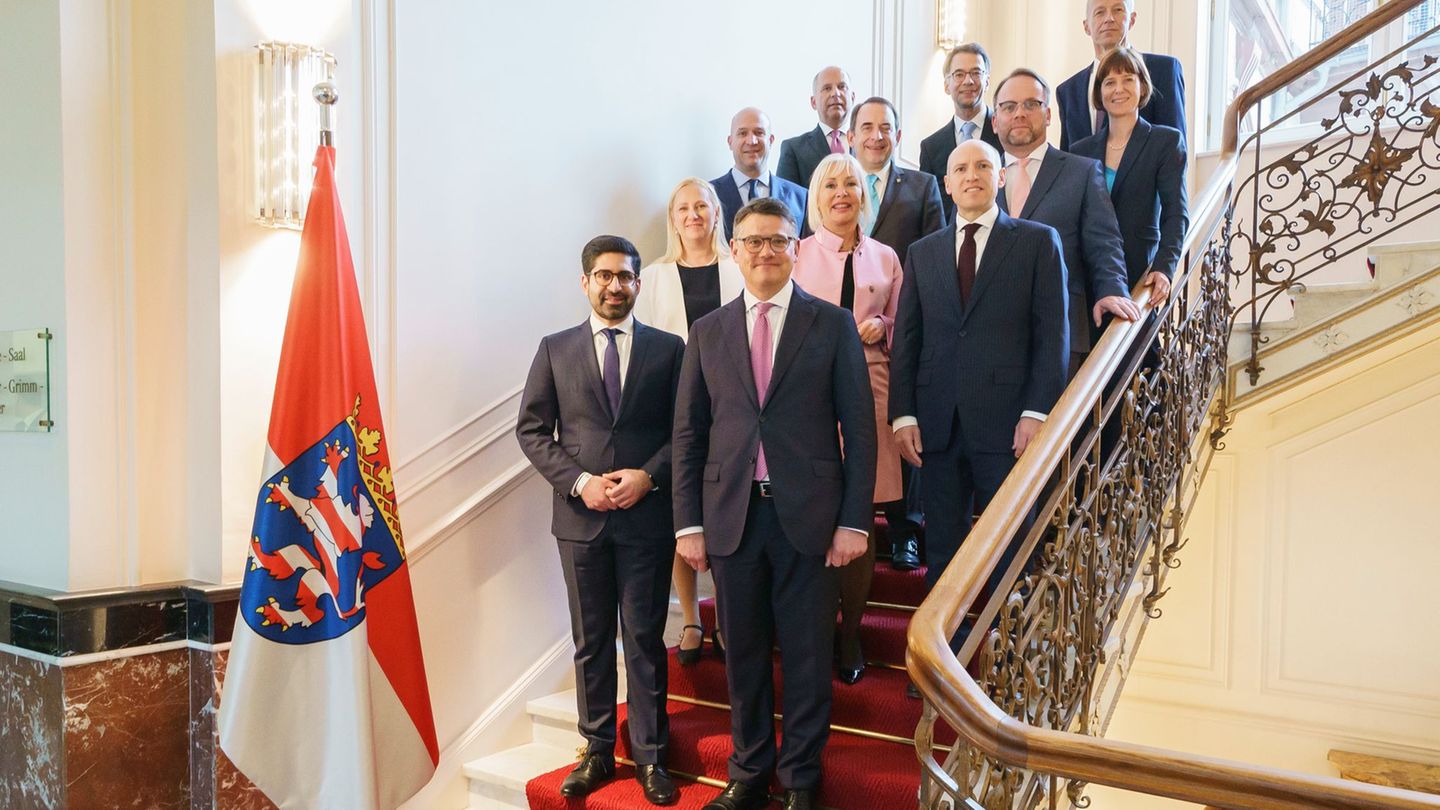 So sehen Wahlsieger aus: Hessens schwarz-rote Landesregierung bei Amtsantritt im Januar 2024. (Archivbild) Foto: Andreas Arnold/