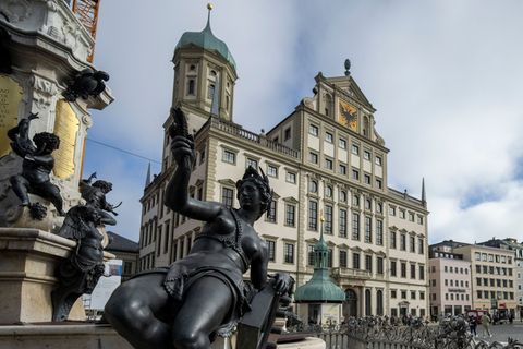 Die beiden Männer nutzten ein Gerüst, das derzeit für Sanierungsarbeiten am Augsburger Rathaus steht. (Archivbild) Foto: Stefan