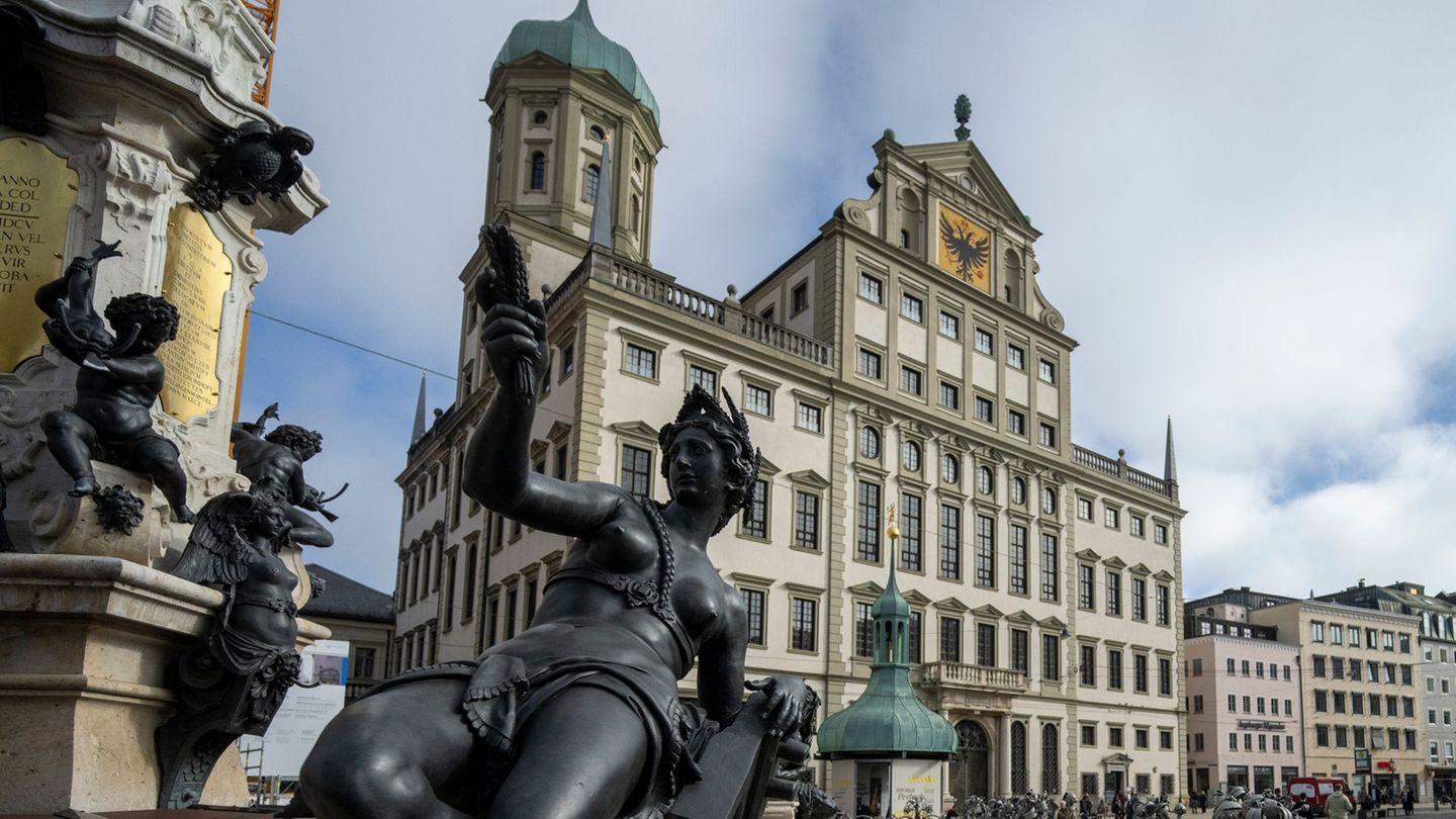 Die beiden Männer nutzten ein Gerüst, das derzeit für Sanierungsarbeiten am Augsburger Rathaus steht. (Archivbild) Foto: Stefan