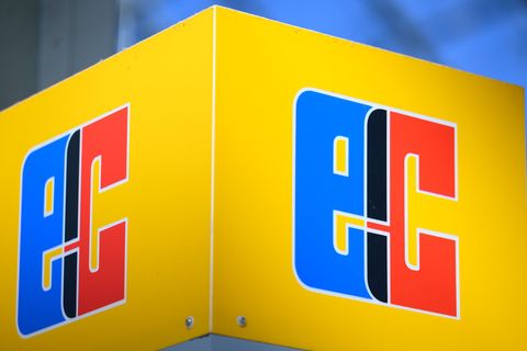 Einer der Betrüger wurde gefilmt, als mit einer gestohlenen EC-Karte Geld abheben wollte. (Symbolbild) Foto: Hendrik Schmidt/dpa