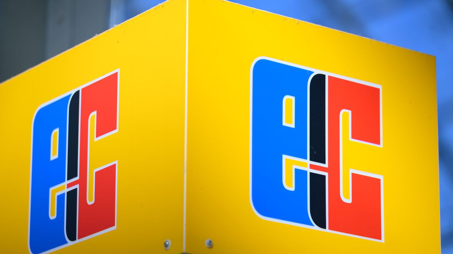 Einer der Betrüger wurde gefilmt, als mit einer gestohlenen EC-Karte Geld abheben wollte. (Symbolbild) Foto: Hendrik Schmidt/dpa