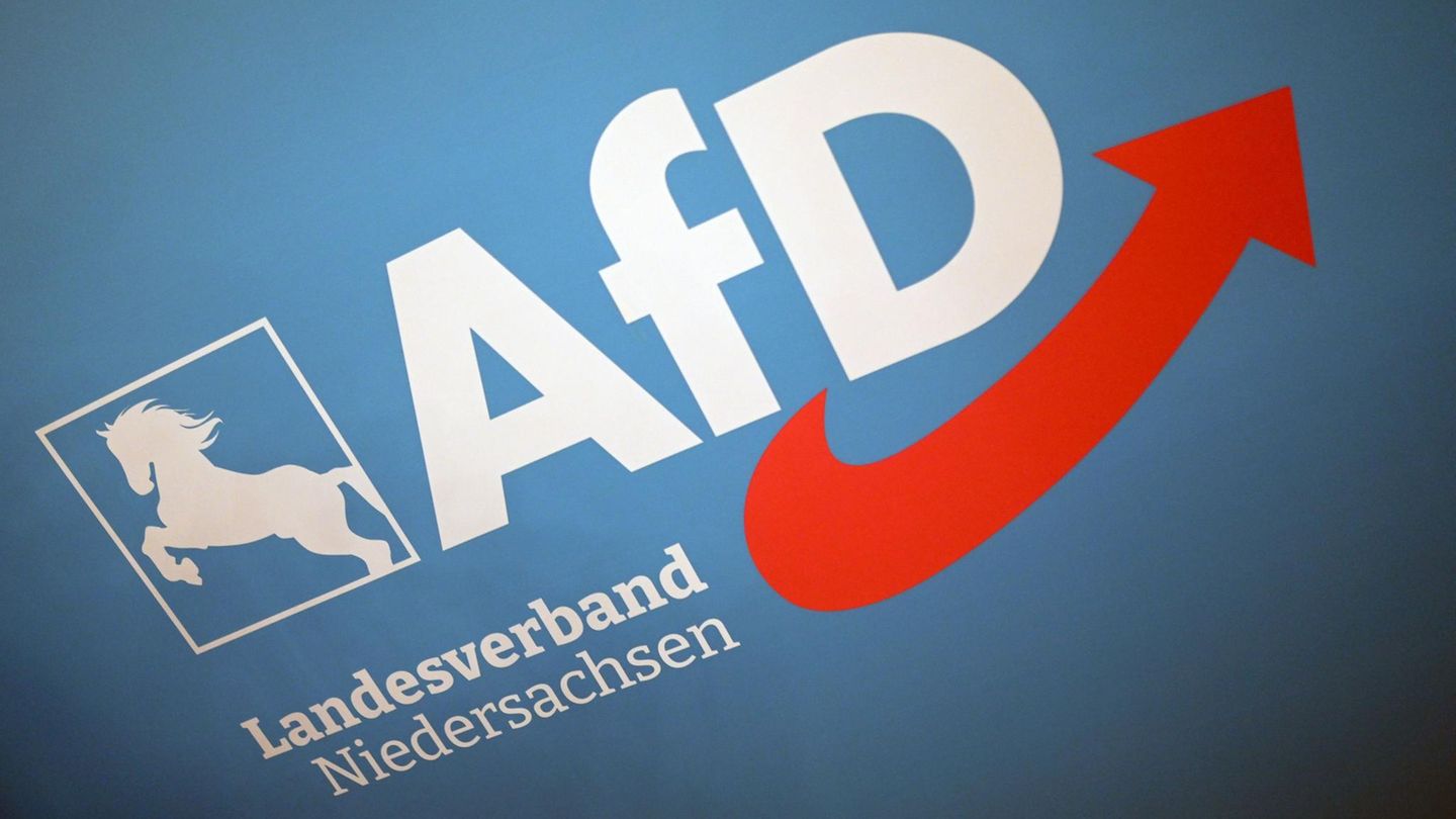 Das Logo des AfD Landesverband Niedersachsen hängt an einer Wand im Saal