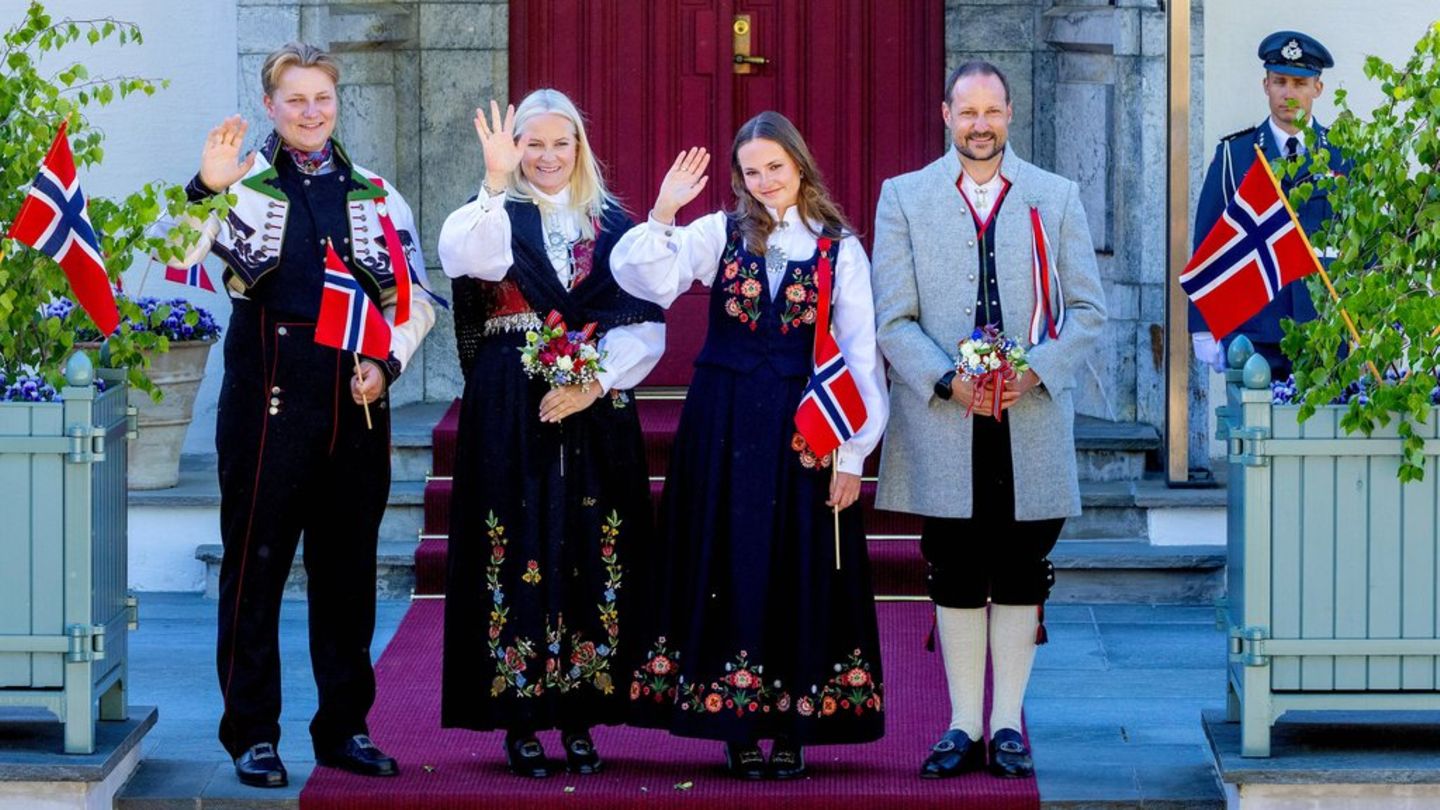 Prinzessin Ingrid Alexandra - hier mit ihrer Familie im Jahr 2025 - plant laut Vater Haakon eine baldige Rückkehr in die Heima