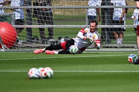 Die linke Problem-Wade hält: Manuel Neuer hält wieder erste Bälle im Training. Foto: Federico Gambarini/dpa