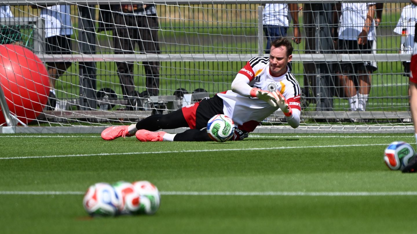 Die linke Problem-Wade hält: Manuel Neuer hält wieder erste Bälle im Training. Foto: Federico Gambarini/dpa