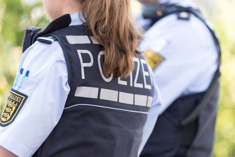 Den Ermittlern gelang es, einen Verdächtigen vorläufig festzunehmen und vier weitere zu ermitteln. (Symbolbild) Foto: picture al