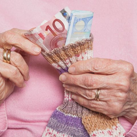 Wie viel Geld in der Rente im Sparstrumpf bleibt, hängt auch vom Geburtsjahr ab (Symbolbild)