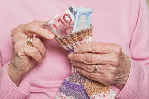 Wie viel Geld in der Rente im Sparstrumpf bleibt, hängt auch vom Geburtsjahr ab (Symbolbild)