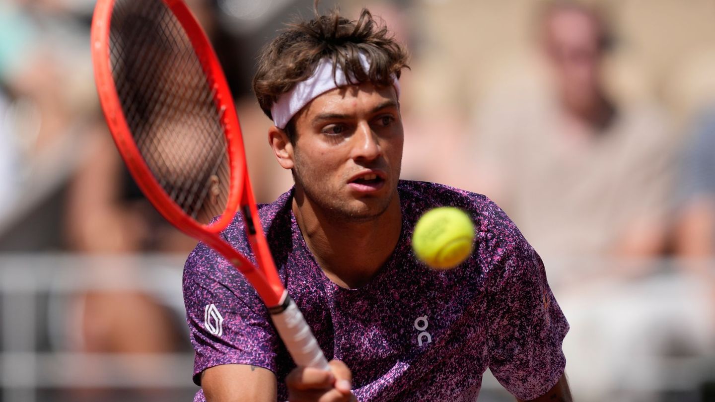Flavio Cobolli zeigt in Paris starke Leistungen. Foto: Christophe Ena/AP/dpa