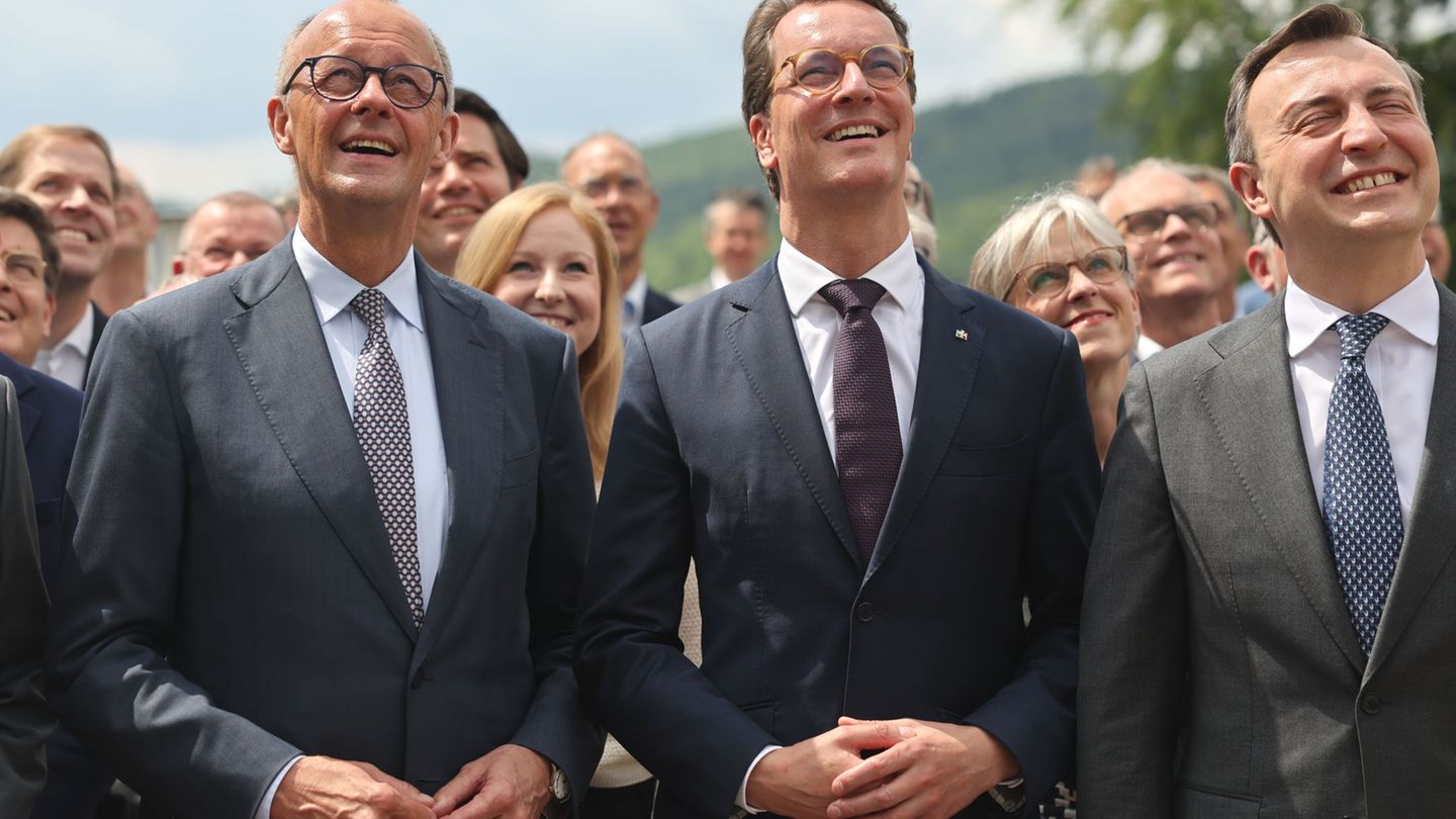 Als sei nichts gewesen: Merz, Wüst und Ziemiak. Foto: Oliver Berg/dpa-Pool/dpa