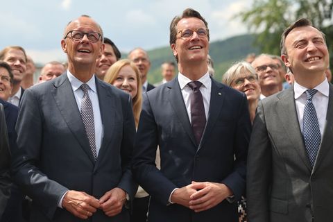 Als sei nichts gewesen: Merz, Wüst und Ziemiak. Foto: Oliver Berg/dpa-Pool/dpa