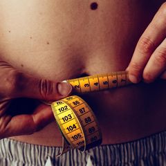 Studie: Person hält Maßband um den Bauch