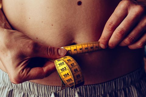 Studie: Person hält Maßband um den Bauch