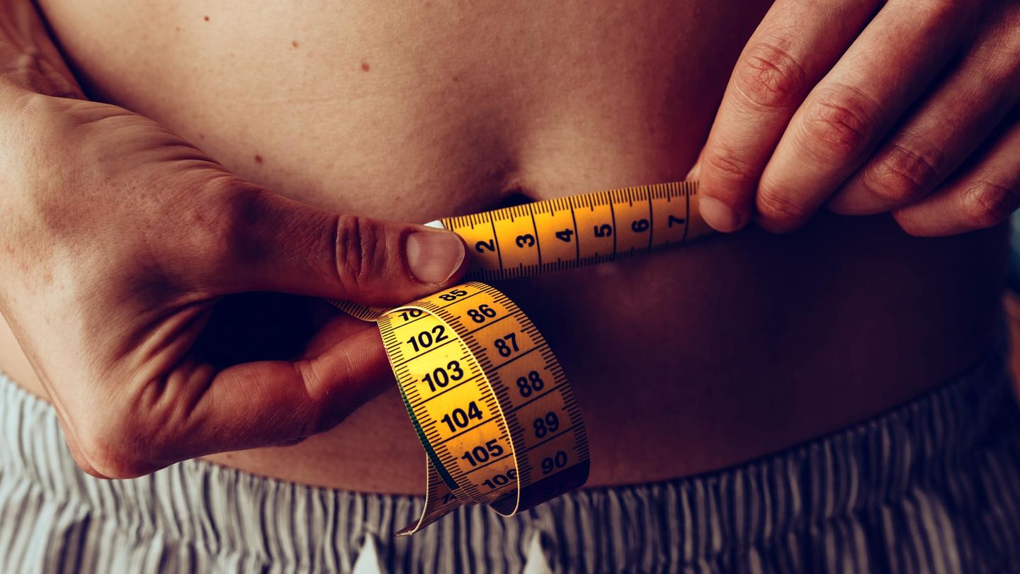 Studie: Person hält Maßband um den Bauch