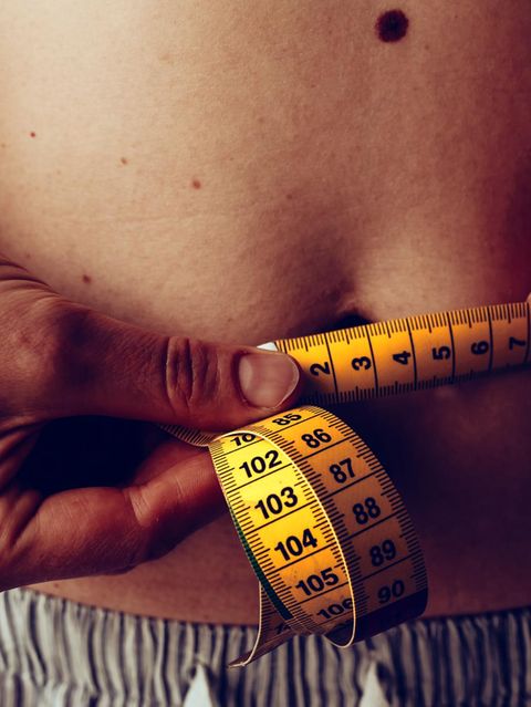 Studie: Person hält Maßband um den Bauch