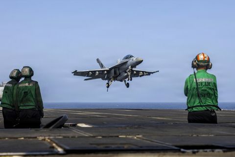 Ein F/A-18E-Flugzeug der US-Marine
