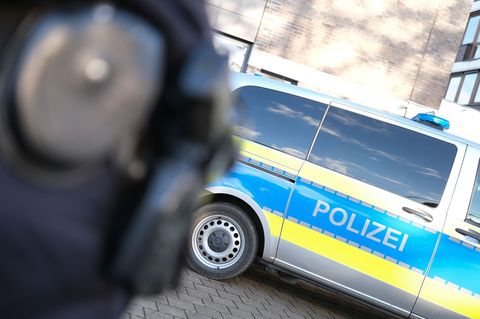 Der 20-Jährige wurde in der Nähe des Tatorts festgenommen. (Symbolbild) Foto: Bernd Weißbrod/dpa