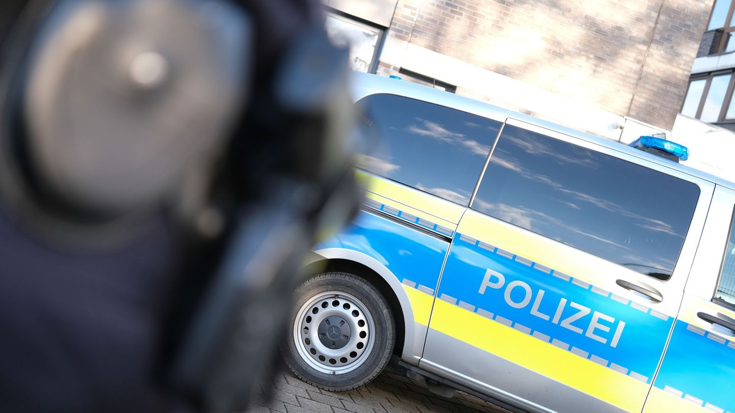 Der 20-Jährige wurde in der Nähe des Tatorts festgenommen. (Symbolbild) Foto: Bernd Weißbrod/dpa