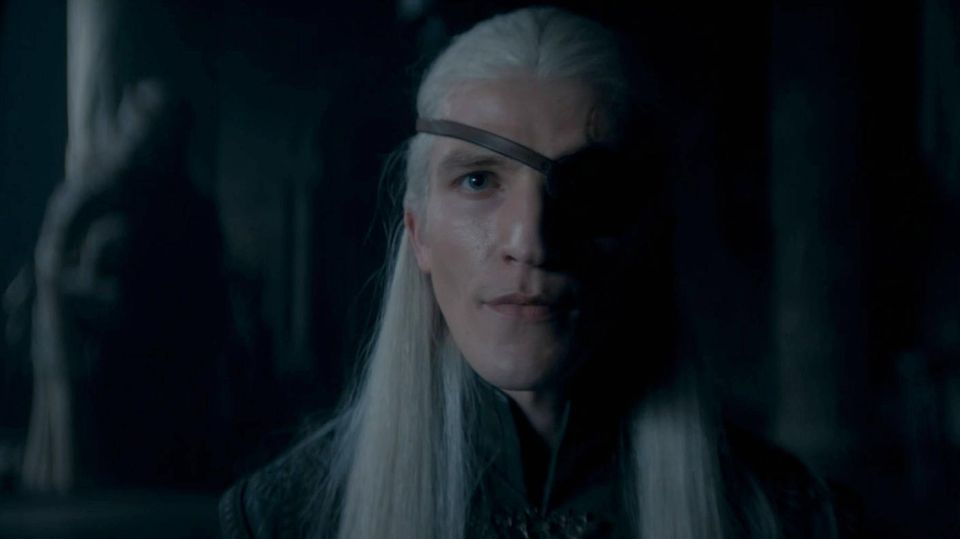 Aemond Targaryen, Protagonist in „House of the Dragon“, blickt in die Kamera