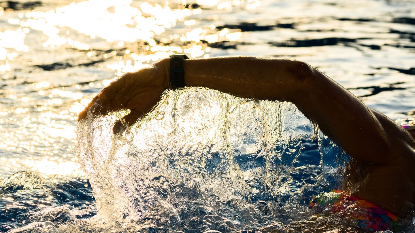 Mehrere Jugendliche vergnügten sich nachts im Freibad. (Symbolbild) Foto: Julian Stratenschulte/dpa