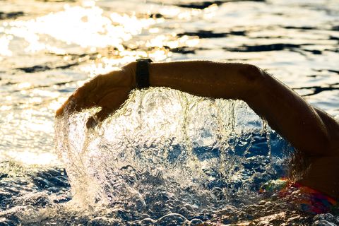 Mehrere Jugendliche vergnügten sich nachts im Freibad. (Symbolbild) Foto: Julian Stratenschulte/dpa