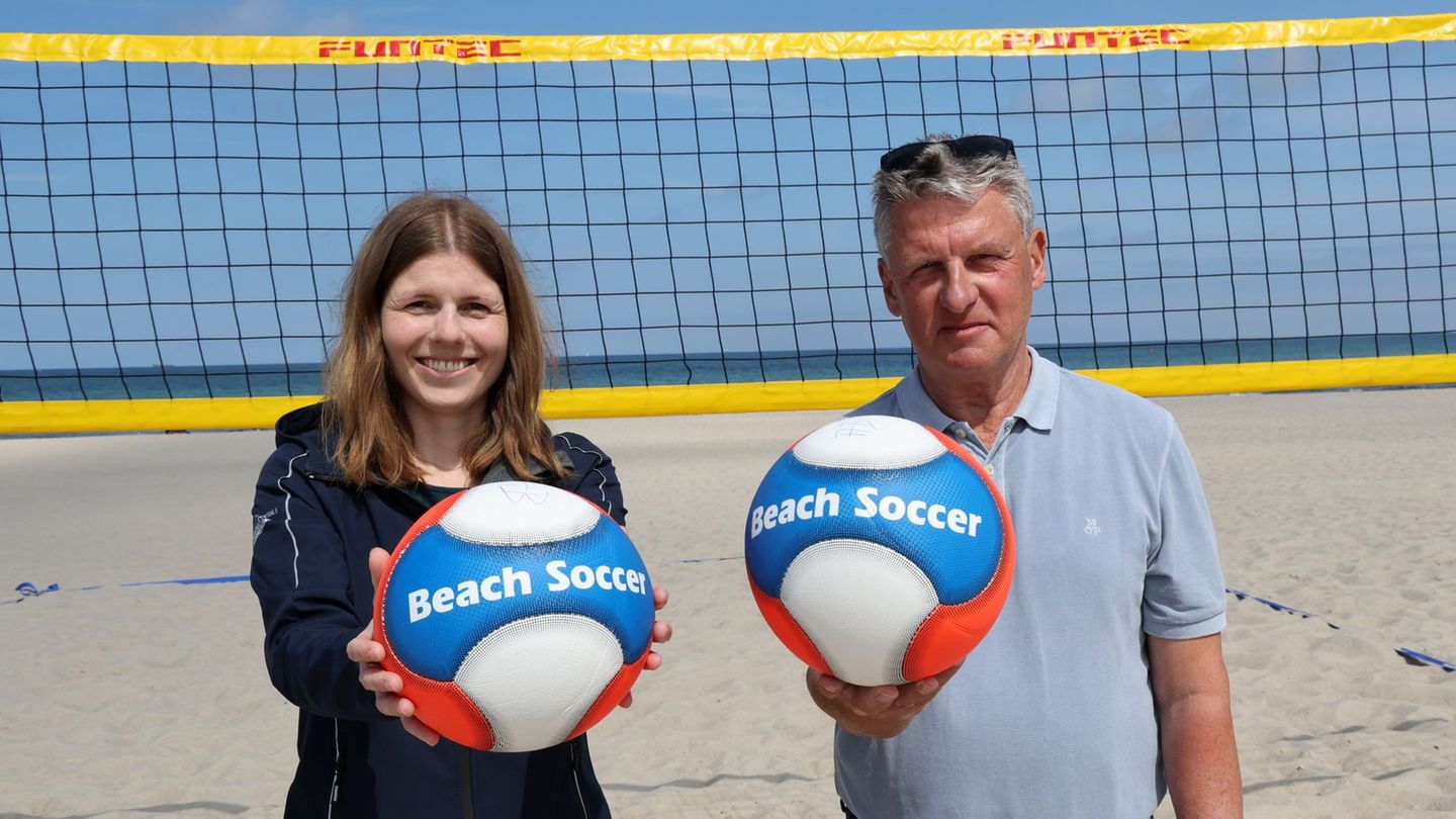 Beachsoccer ist nur eines von vielen Angeboten am Warnemünder Strand. Foto: Bernd Wüstneck/dpa