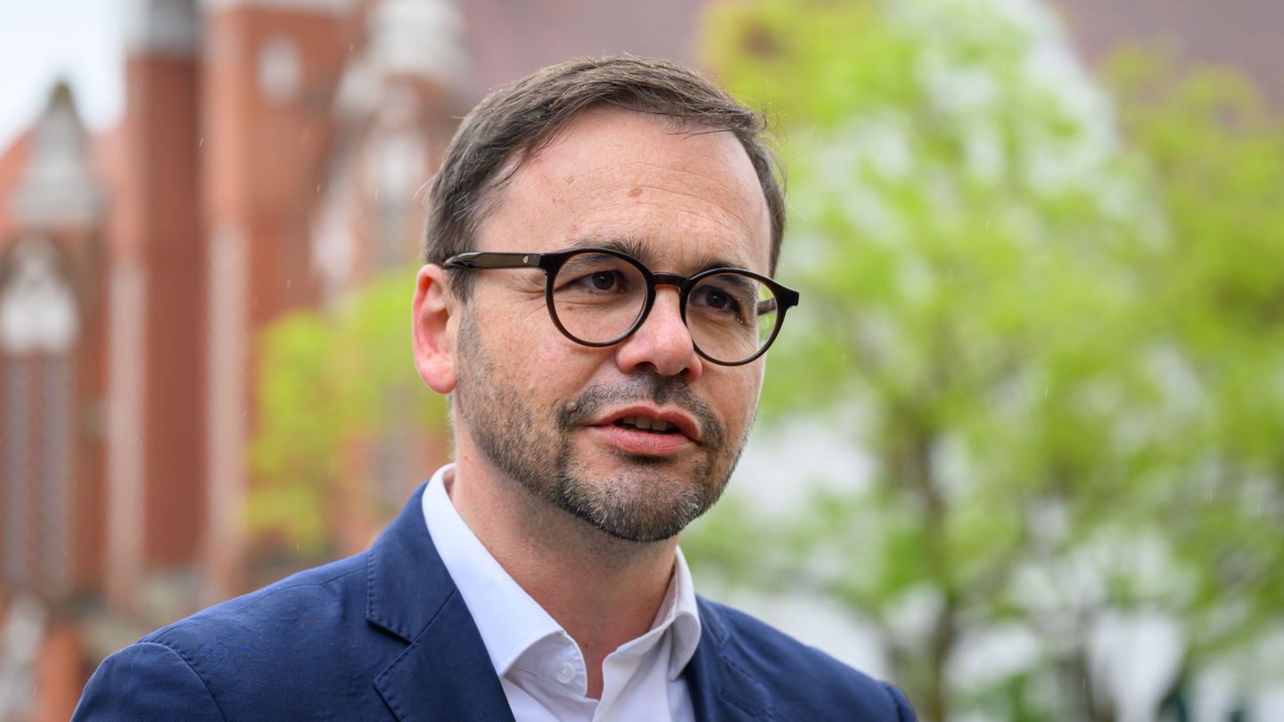 Der Innenminister sieht teilweise fremde Mächte am Werk, wenn KI-Chatbots eingesetzt werden. (Archivbild) Foto: Patrick Pleul/dp